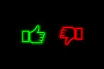 Dos manos: una verde señala hacia arriba con el pulgar, indicando que está bien, y la otra señala hacia abajo, indicando que está mal