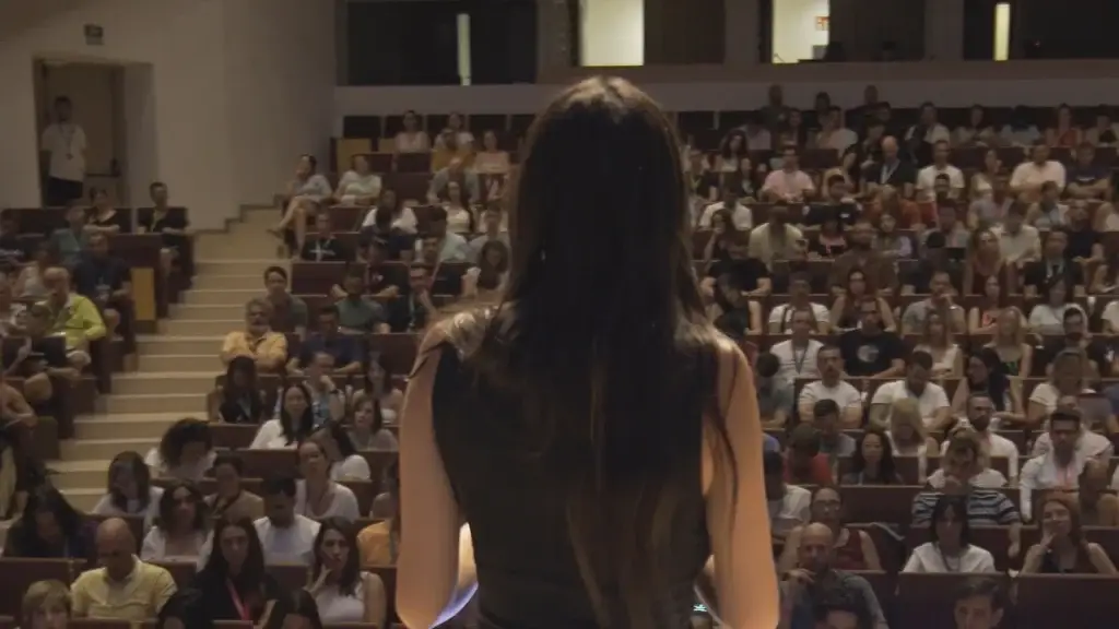 Celia Rubio impartiendo una charla sobre finanzas personales